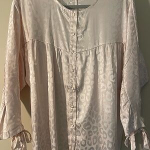 Elegant Cream Button-Up Women's  top Boutique brand size medium